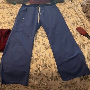 Women’s Scrubs - Figs Kade Cargo Size L/Petite